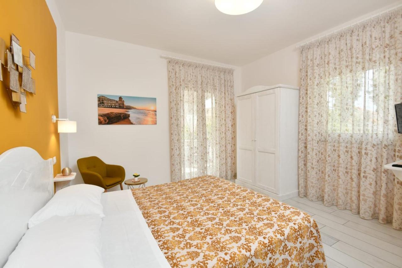 B&B Incentro Санта-Мария-ди-Кастеллабате Экстерьер фото